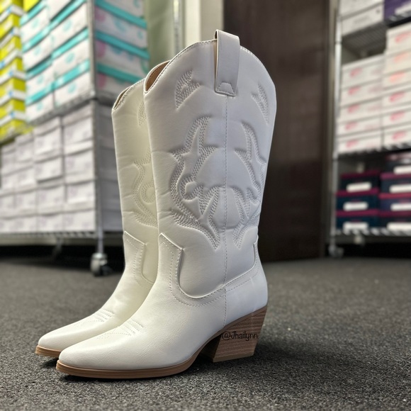 White cowboy boots - Picture 5 of 9